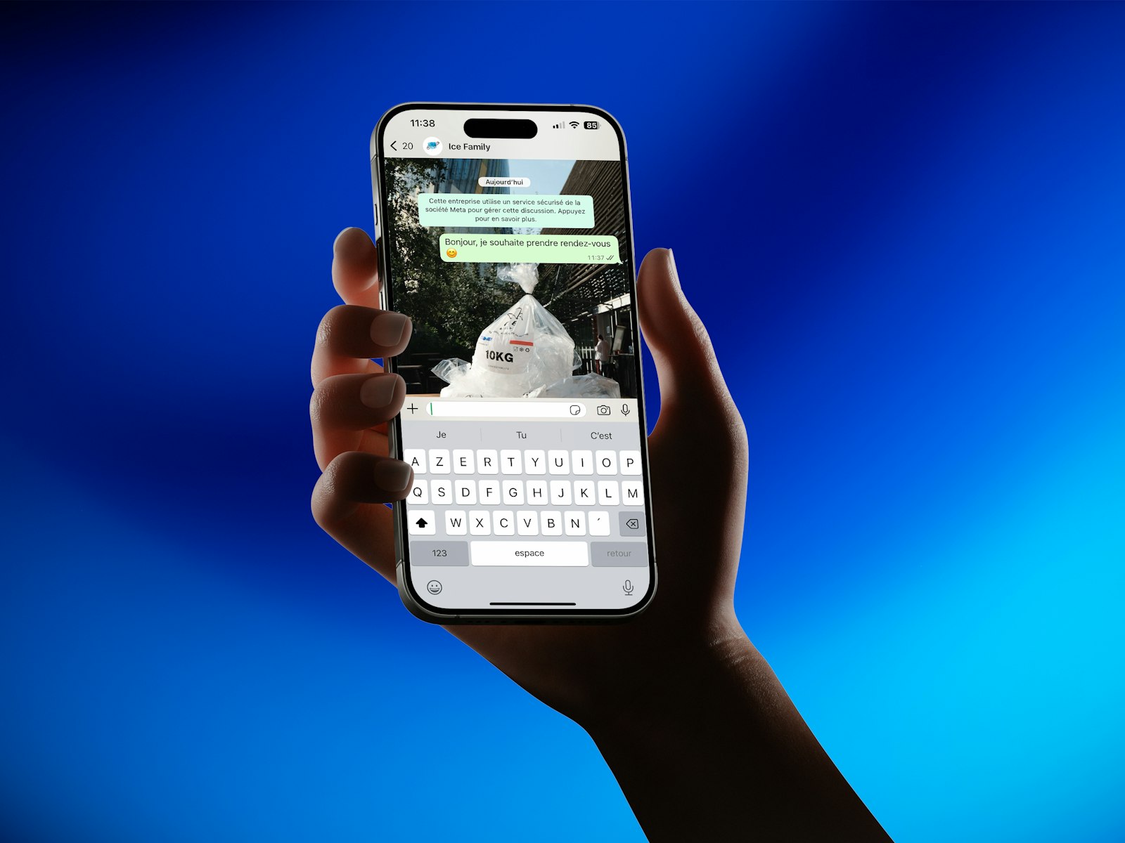 Mão segurando um smartphone com a interface de um app de mensagens